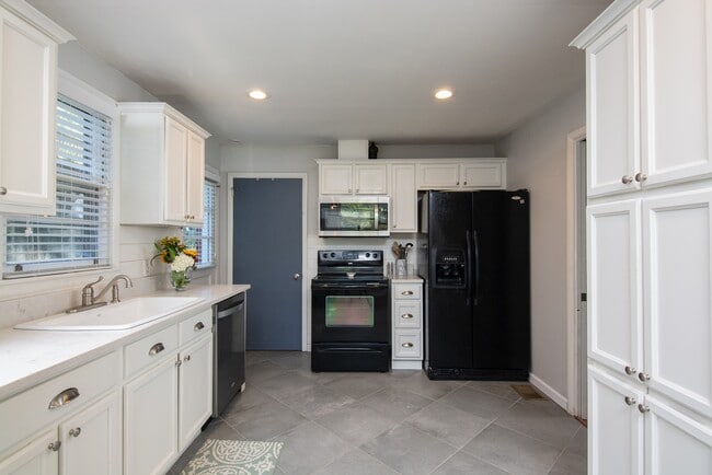 Building Photo - 534 Northcrest Drive