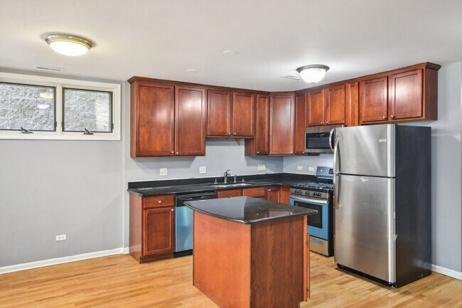 Building Photo - 3 bedroom 2 bath garden unit with laundry ...