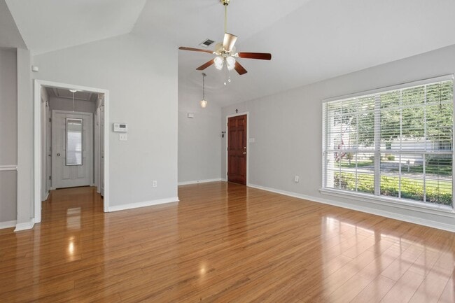 Building Photo - 102 Woods Dr