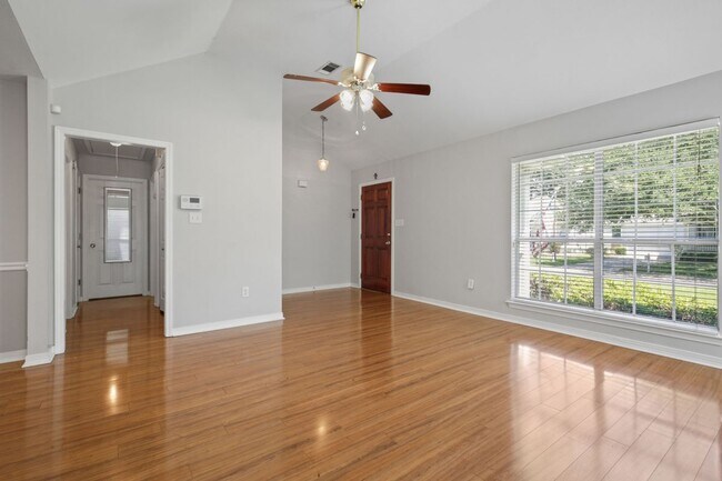 Foto del edificio - 102 Woods Dr