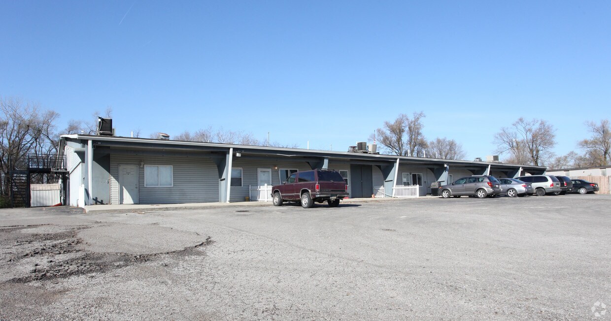 Building Photo - 695 Koebel Ave