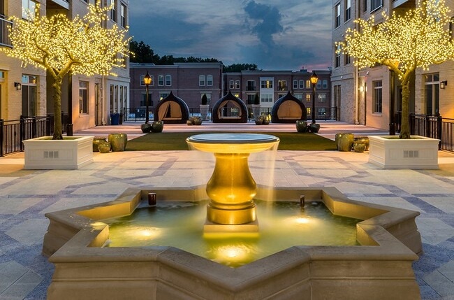 Foto del edificio - Paramount & Majestic at Spectrum Town Center