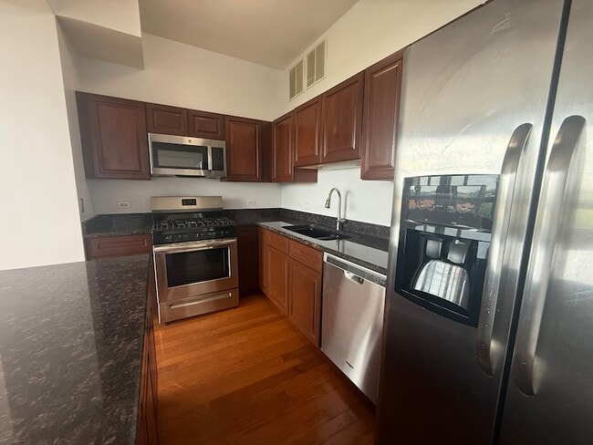 Building Photo - 6000 N Cicero Ave