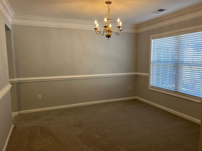 Building Photo - Three Bedroom Home in Pinecrest with Garage