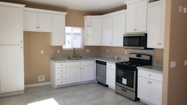 Foto del edificio - GORGEOUS BRAND NEW 2 BEDROOM 2 BATH QUARTZ...