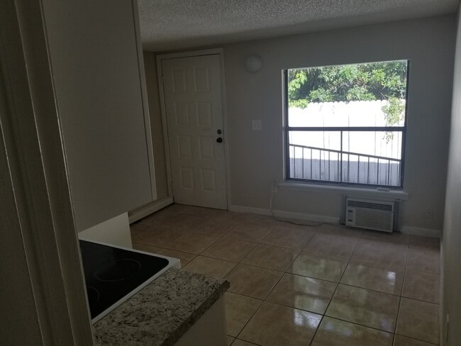 dining space - 911 W Portage St