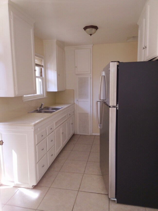 Cocina - 1309 N Screenland Dr
