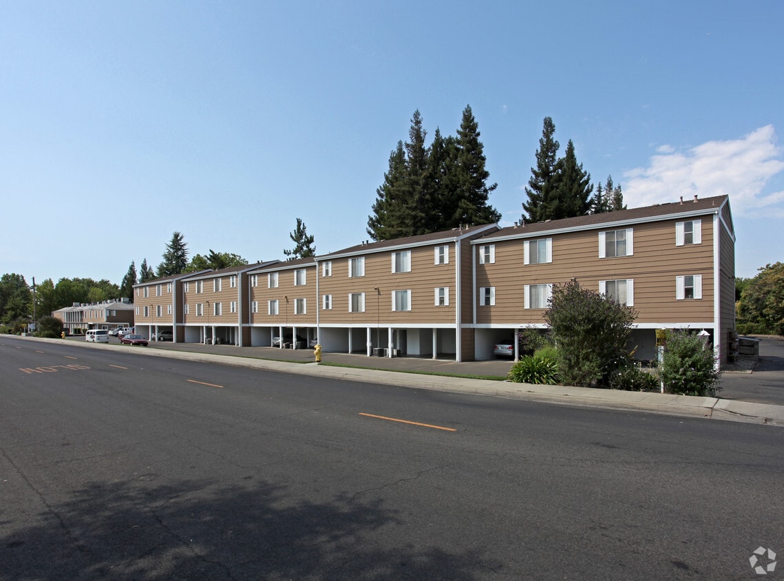 Colonial Gardens - Apartments at 200 Park Ave Yuba City, CA
