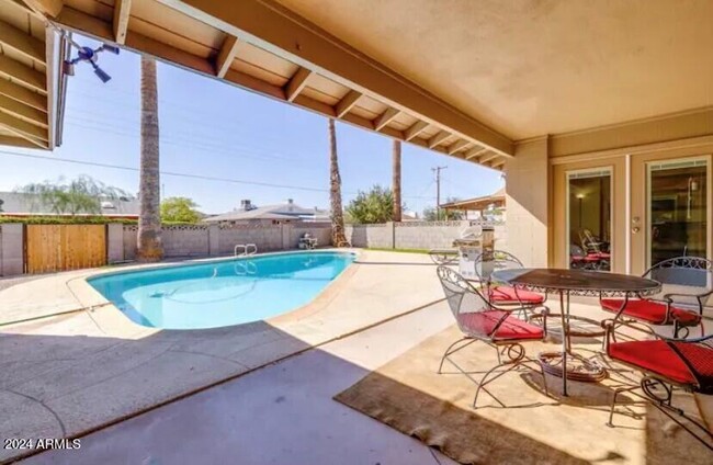 Building Photo - 1245 E Hermosa Dr