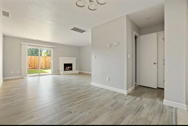 Building Photo - 552 Pirinen Ln