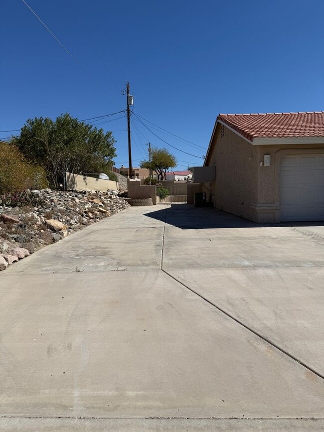 Building Photo - Pending! Pool home - Long term - unfurnished