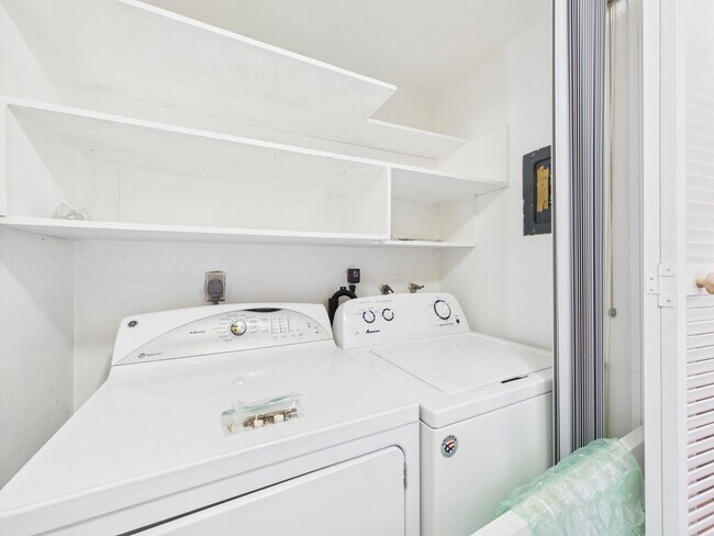 Foto del edificio - Spacious 2 bedroom condo available in Nort...
