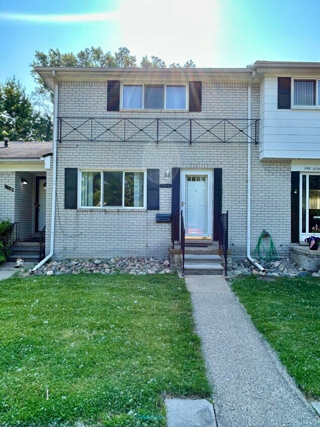 Foto principal - 166 N Christine Cir