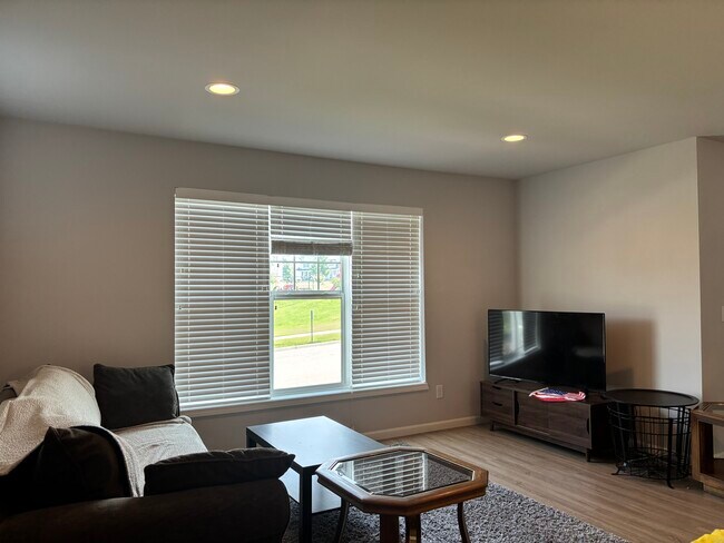 Foto del edificio - 631 Hillcrest Dr