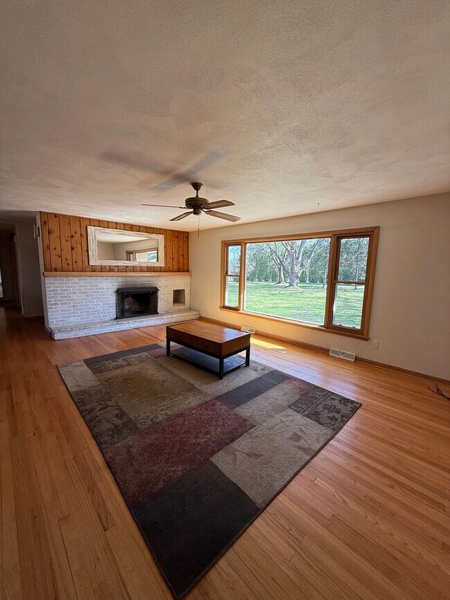 Foto del edificio - Rare Rental- Prairie Hill SD 3 bedroom 2 bath Ranch Home COMING IN JUNE