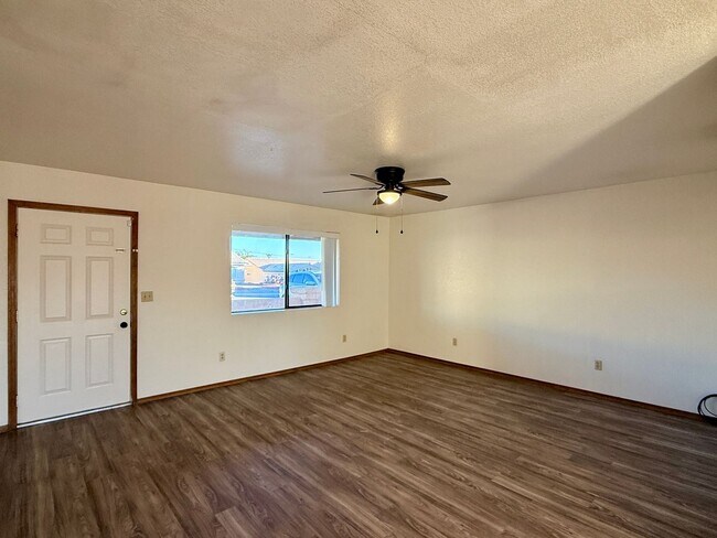 Foto del edificio - Long term - unfurnished - Large fenced backyard