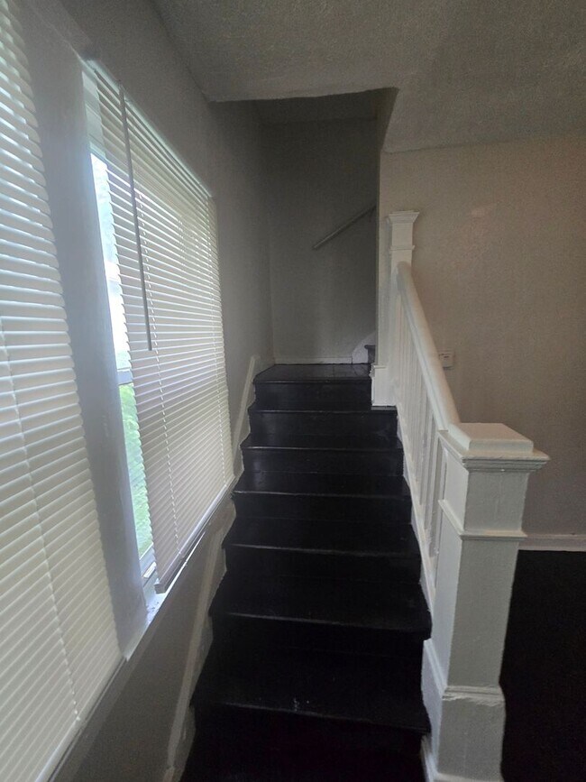 Foto del edificio - SOUTHSIDE TWO BEDROOM DUPLEX WITH LARGE BACK YARD