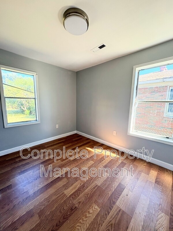 Building Photo - 3435 33rd Pl N