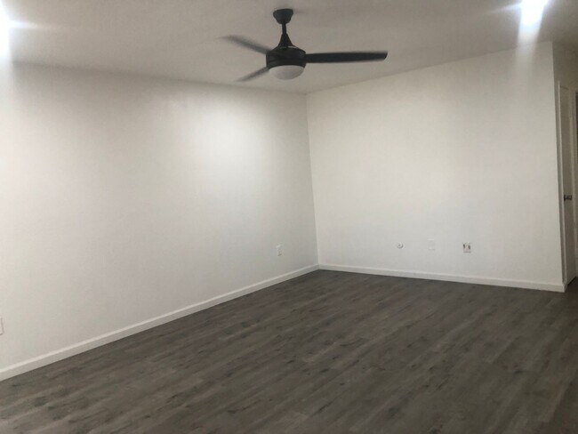 Building Photo - 2 bedroom Duplex!