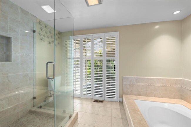 Ensuite Bath shower & tub - 9 Club View Ln
