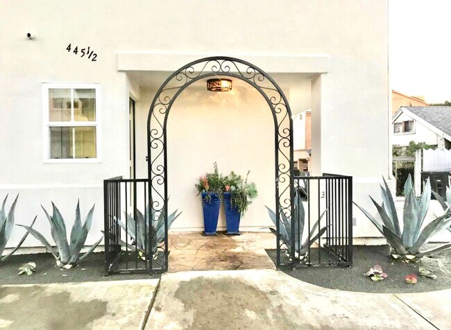 Building Photo - Beautiful 2-Bedroom, 2.5-Bath Townhome Just South of PCH
