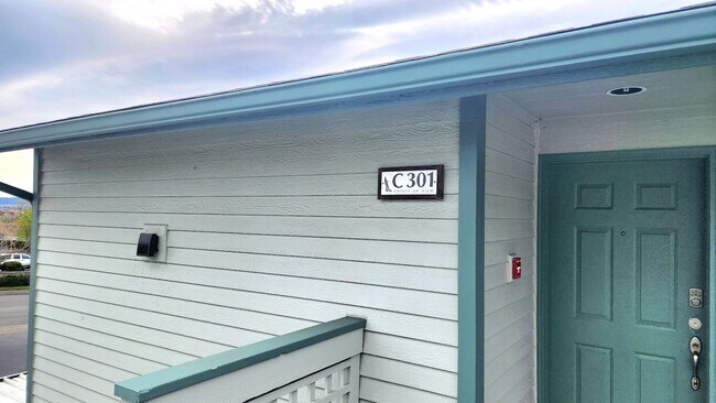 Foto del edificio - Lovely Oak Harbor Living and Pet Friendly!!