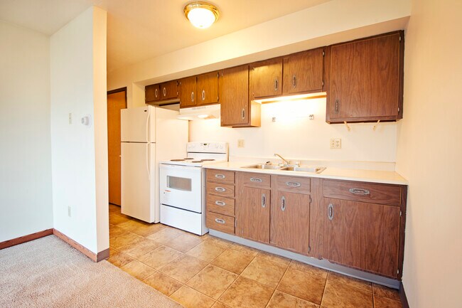 Building Photo - Royal Suites