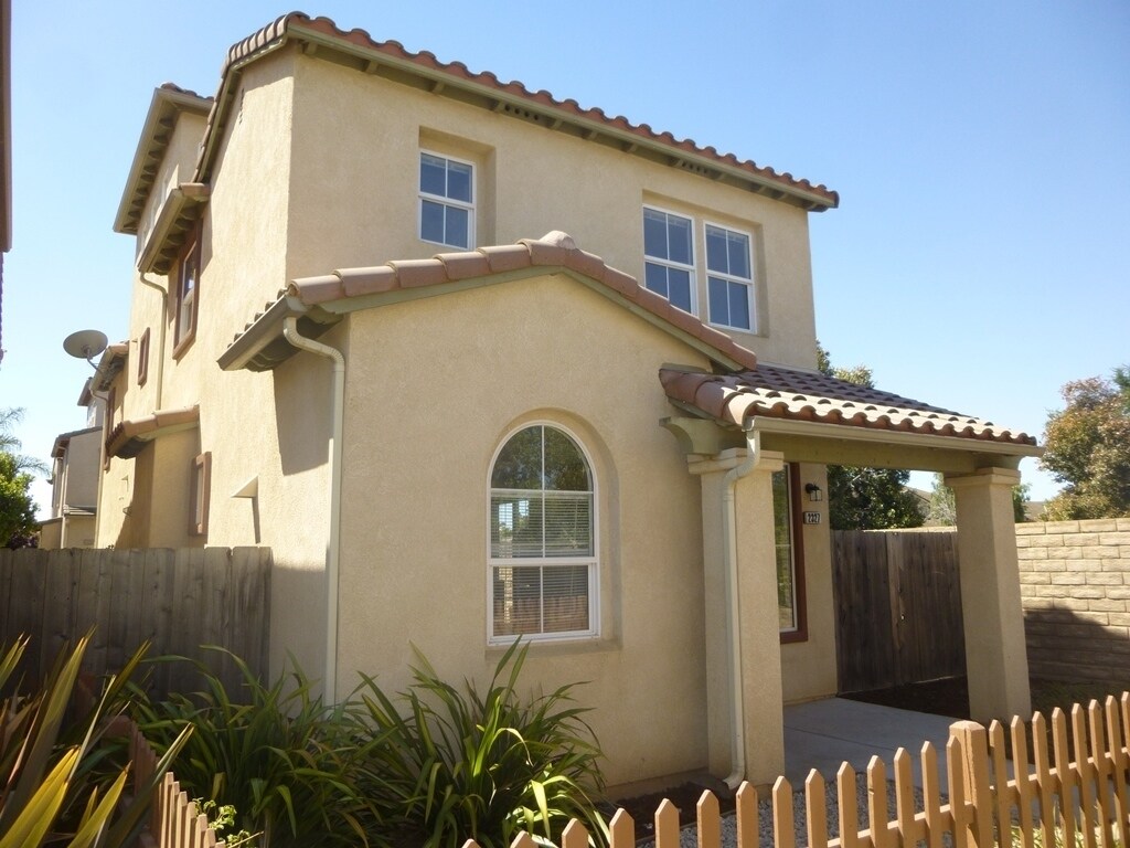 Primary Photo - Lovely 3 story Home at Autumn Glen