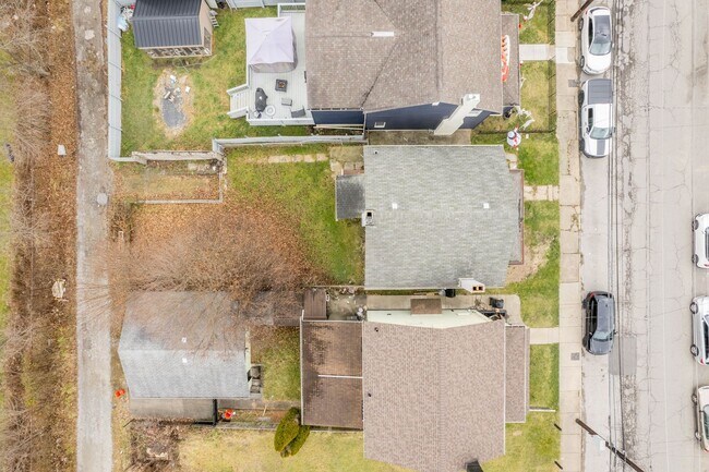 Building Photo - 3 Bedroom House in Aliquippa Available on ...