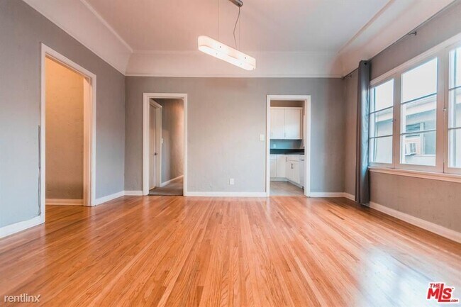 Building Photo - 819 1/2 Westmount Dr
