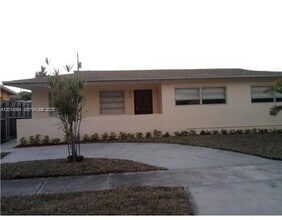 Building Photo - 1120 NW 24th Ct