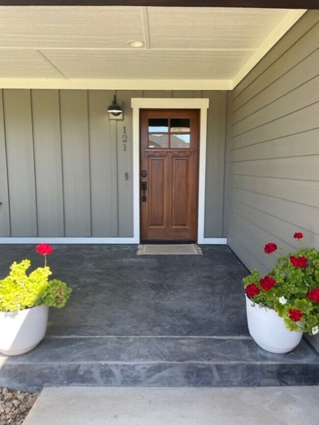 Building Photo - "PENDING" Custom Built 3 Bed/2 Bath Ranch ...
