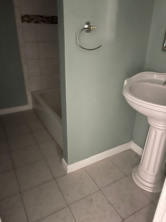 Foto del edificio - 3 Bedroom, 2 1/2 bath, 2 story condo for r...