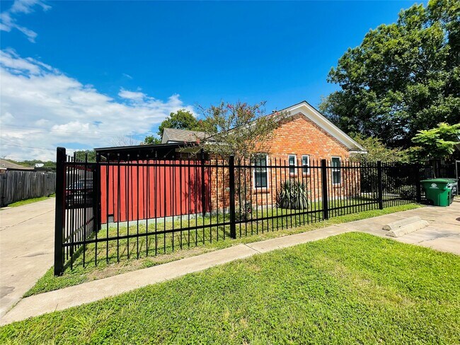 Foto del edificio - 5830 Clarewood Dr