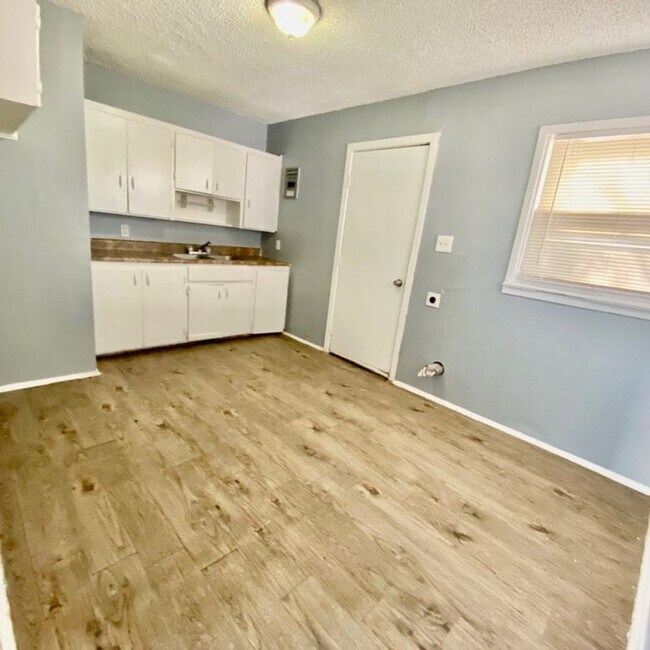 Foto del edificio - Handyman Special $0 First Month's Rent / “You fix, you SAVE BIG!!” Contact Mayshell for details: ...