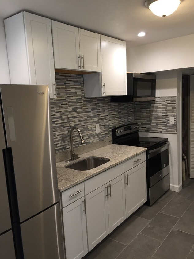 Building Photo - 1614 Berkley Ave Ext