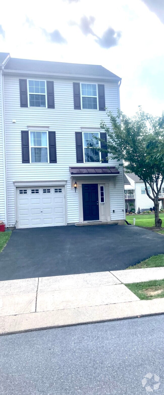 Building Photo - 139 Exeter Ln