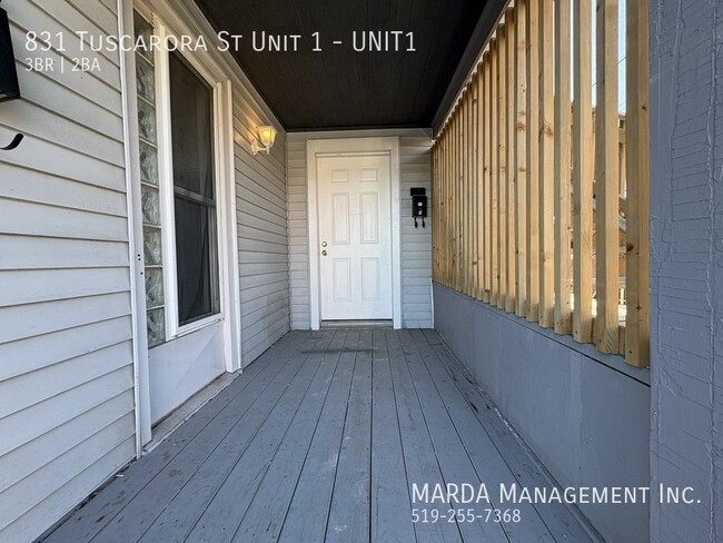 Photo du bâtiment - UPDATED 3-BEDROOM/2-BATH MAIN FLOOR UNIT I...