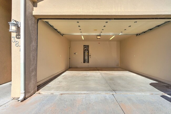 Foto del edificio - Spacious 2 Bedroom Hurricane Townhome Near...
