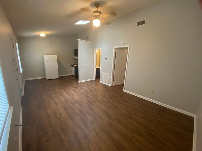 Foto del edificio - Affordable townhome near campus an square