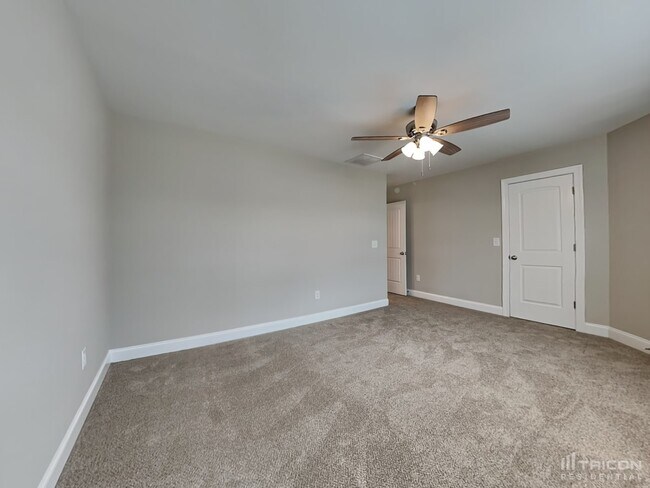 Building Photo - 653 Lakemont Dr