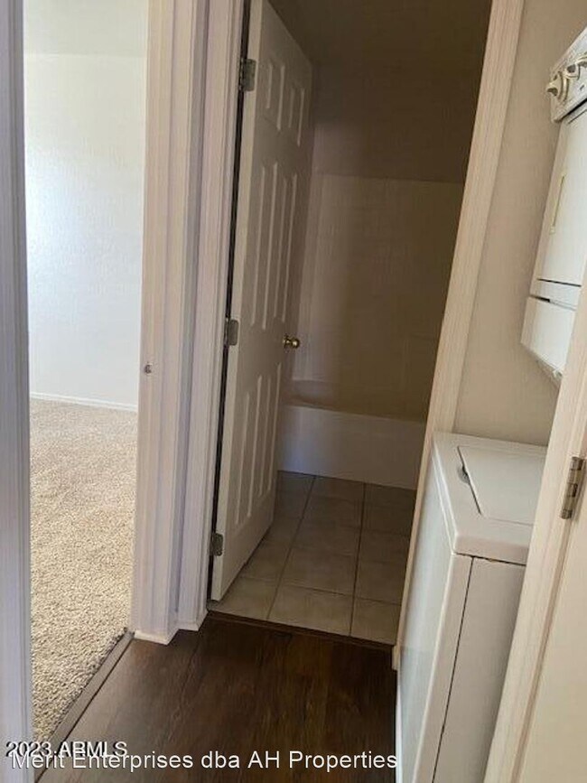 Building Photo - 2 br, 1 bath House - 595 W 20TH AVE #102