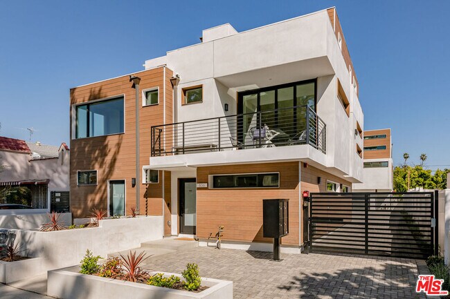 Foto del edificio - 836 N McCadden Pl
