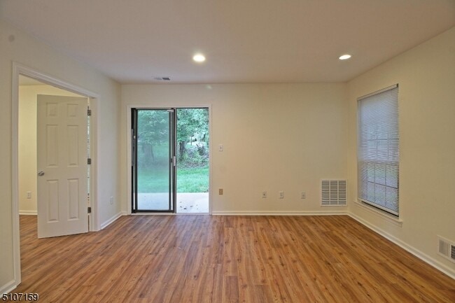 Building Photo - 606 Maplecrest Rd