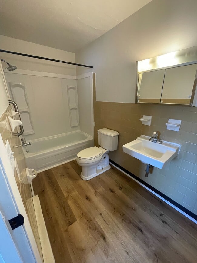 Bathroom - 1302 W Sycamore St