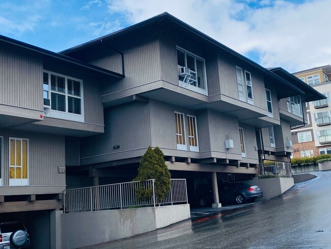 Building Photo - Bellevue Square Ground Floor 2 Bedroom Condo