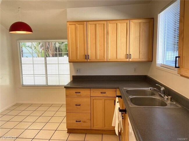 Building Photo - 2 br, 1 bath Triplex - 14307 Burbank Blvd