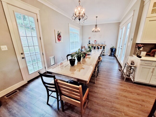 Building Photo - 5 Bed / 3-1/2 Bath Single Family Home
