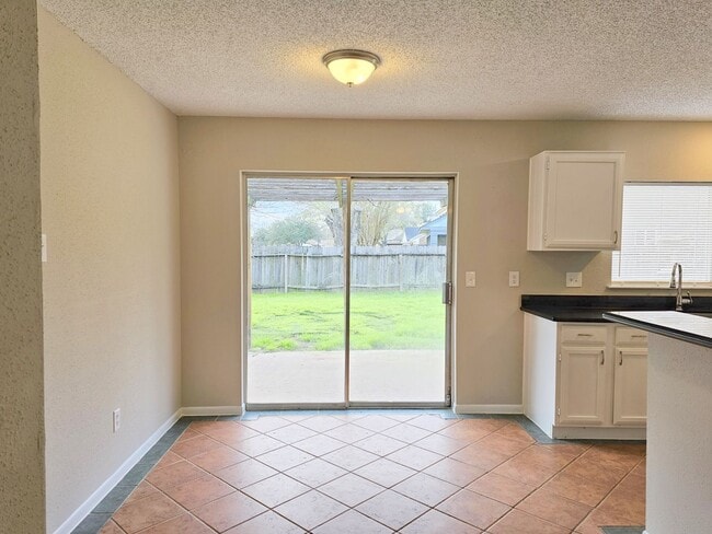 Foto del edificio - 6103 Wolfboro Dr