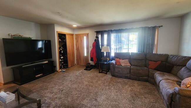 Foto del edificio - 1 story 3 bedroom 1 bath 1.5 car garage in...